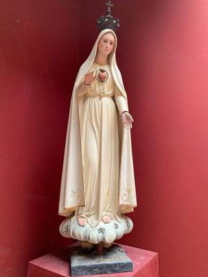 Our Lady Of Fatima Statue en wood polychrome / Glass Eyes / Filigrain Silver Crown with Stones , Portugal 20th century (Anno 1920)
