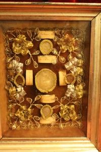 Reliquary 6 Relics Fully Hand - Made Brocade Ornaments Wax Agnus Dei. Mattheus Ap. Petrus Ap. Fransiscus Ass. Florian M. Vinzentia M. Ursula M. Northern - Italy 19th century (1820)