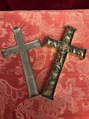 Reliquary - Cross Containing Multiple First - Class ( Ex Ossibus ) Relics Of Early Saints ( Difficult To Read ) en Fully Hand made Brass Cross Monestery - Work / Bronze / Polished and Varnished / Fabrics, Southern Germany 18 th century ( Anno 1725 )