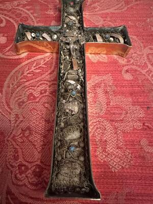 Reliquary - Cross Containing Multiple First - Class ( Ex Ossibus ) Relics Of Early Saints ( Difficult To Read ) en Fully Hand made Brass Cross Monestery - Work / Bronze / Polished and Varnished / Fabrics, Southern Germany 18 th century ( Anno 1725 )