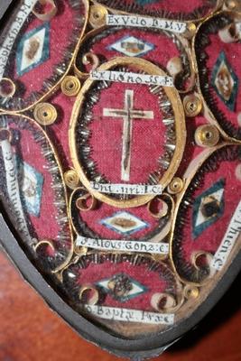Reliquary Relic Of The True Cross. Ex Velo Bmv, St. Joseph, St. Anna, St. Dominicus, St. Anthonius Padua, St. Joannes Baptist And More. en Metal / Glass, Italy 17 th century