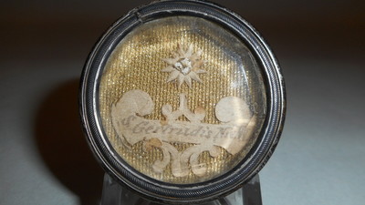 Reliquary - Relic St. Gertrudis With Original Document en Brass / Glass / Originally Sealed, Belgium 19 th century