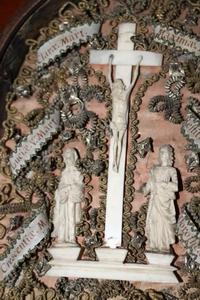 Reliquary / Small Travel - Altar Calvary Hand-Carved Bone en walnut wood, Italy 18 th century