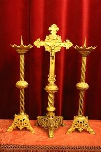 Altar - Cross And Matching Candle Sticks. Measures Cross 70 X 25 Cm. style Romanesque en Bronze / Gilt, France 19th century