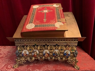 Exceptional Missal Stand. Enamel Applications Of The 4 Evangelists An Jesus + Angel Heads. style Romanesque en Brass / Gilt / Enamel, France 19th century