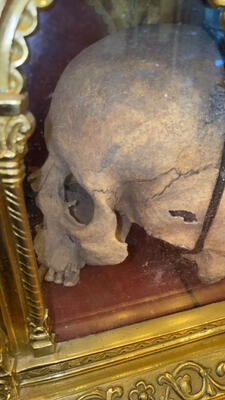 Reliquary - Relic Caput ( Skull ) St. Inhani Mart. style Romanesque - Style en Bronze / Gilt / Glass, 19 th century