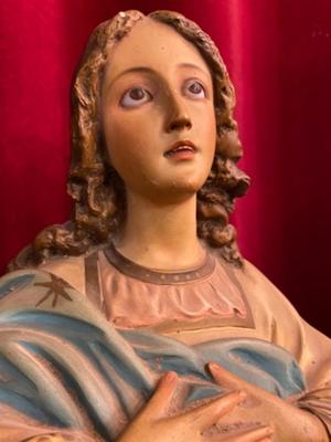 St. Mary Statue en Plaster polychrome / Glass Eyes / Wooden Base, Olot Spain 19 th century ( Anno 1890 )