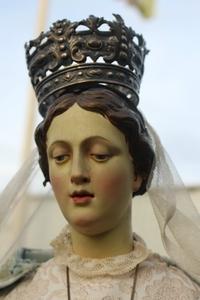 Stake - Madonna. Silver Crowns And Scepter. en hand-carved wood polychrome / Dressed, Belgium 18 th century