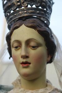 Stake - Madonna. Silver Crowns And Scepter. en hand-carved wood polychrome / Dressed, Belgium 18 th century