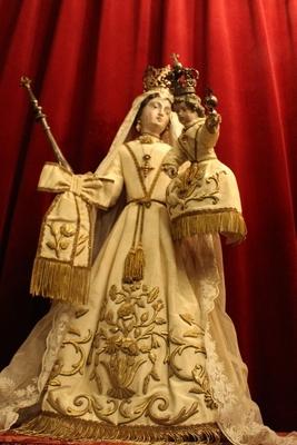 Stake - Madonna. Silver Crowns And Scepter. en Handcarved Polychrome Dressed, Flemish 19th century