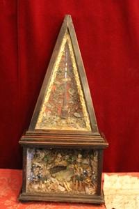 Totally Hand-Made Reliquary  / Touch-Nail From Calvary / Multiple Ex Ossibus Relics / Piece Of Signed Document From 1816 / Professionally Treated Against Woodworm Southern Germany 18th century (about 1740)