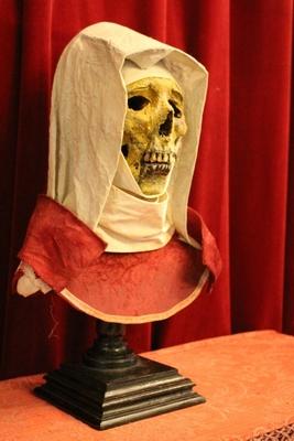 Unique Reliquary Of Blessed Nun / Exhumed Mummified Skull Dressed With Her Original Head - Cover Belgium 18th century