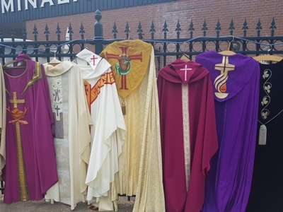 Another Lot Of 100 Used Vestments With Attributes In Very Good Condition en Fabric, The Netherlands 20th century