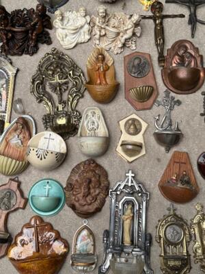 Collection Holy Water Holders en Porcelain / Wood / Terra - Cotta / Brass / Zinc Etc.., Belgium / France / Netherlands / Spain / Portugal 19 th century & 20 th Century