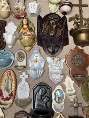 Collection Holy Water Holders en Porcelain / Wood / Terra - Cotta / Brass / Zinc Etc.., Belgium / France / Netherlands / Spain / Portugal 19 th century & 20 th Century