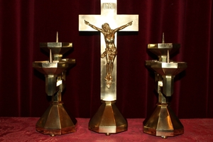 Altar - Set Matching Candle Sticks With Cross. Measures Are From The Cross. style ART - DECO en Bronze, Belgium 20th century