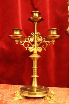 Altar - Set Candle Sticks With Matching Cross. Height Cross 57 style Gothic - style en Brass / Bronze / Gilt, Belgium 19th century