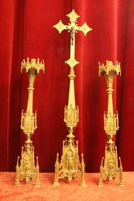 Altar - Set Candle Sticks With Matching Cross. Height Cross 85 Cm. style Gothic - style en Bronze / Gilt, France 19th century