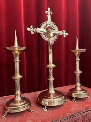 Altar - Set Matching Candle Sticks With Cross. Measures Candle Sticks Height 32 Cm Without Pin style Gothic - Style en Brass / Bronze / Polished and Varnished, Belgium  19 th century ( Anno 1890 )