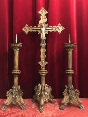 Altar - Set Candle Sticks With Matching Cross. Height Cross 100 Cm. Height Candle Sticks 62 Cm. style Romanesque en Full Bronze / Gilt / Possible to Polisch, France 19th century ( anno 1875 )