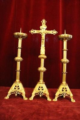 Altar - Set Matching Candle Sticks With Cross. Size Of The Cross style ROMANESQUE-STYLE en Full Bronze / Polished and Varnished, France 19th century