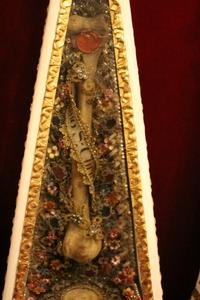 Series Of Exceptional Reliquaries Large Bones / Ex Capite Originally Sealed St. Victor 2x. St. Christina. St. Charillus Each Flanked By 30 Smaller Relics And Wax Medallions. style Baroque Italy 17 th century