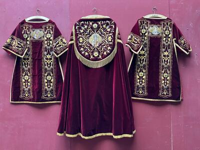 Gothic - Style Complete High - Mass Set, With Chasuble , 2 Dalmatics, Cope, 3 Maniples, 2 Stoles, Burse & Chalice - Veil. en Red Velvet / Brocade Stickery, Southern Netherlands 19 th century