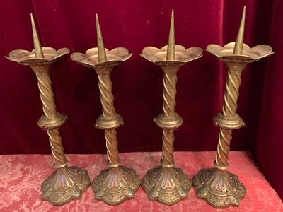 Matching Candle Sticks. Measures Without Pin. style Gothic - style en Bronze / Gilt / Stones, France 19th century