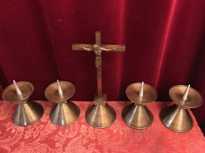 Altar - Set Candle Sticks With Matching Cross. Height Cross 42 Cm. Measures Candle Sticks Without Pin style Art - Nouveau en Brass / Bronze / Hand - Hammered , Dutch 20th century ( 1950 )