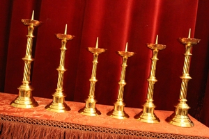 Candle Sticks. Measures Without Pin Of Largest Candle Stick en Brass / Polished / New Varnished, Belgium 19th century