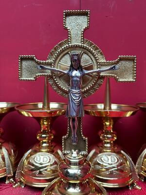 High Quality Altar - Set Matching Candle Sticks With Cross. Measures Candle Sticks Without Pin style Art Nouveau  en Bronze / Polished and Varnished, Belgium  20 th century ( Anno 1930 )