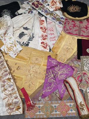 Lot Of Embroidered And Brocade Ornaments  style Baroque / Gothic style en Fabrics / Embroidered And Brocade Ornaments , Flemish - Belgium / Dutch 18 th & 19 th Century