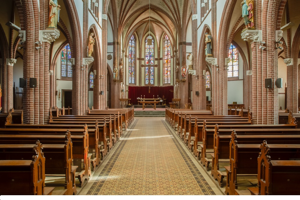 Gothic - style Complete Series Of 90 Solid Oak Church Pews Complete With Kneelers !!! 65 Pieces Left