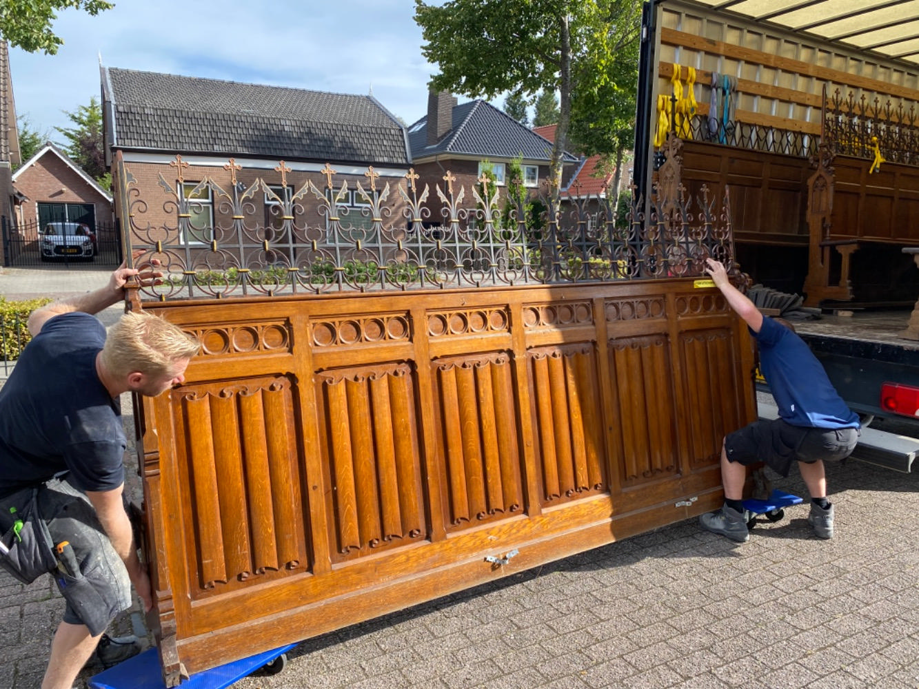 Gothic - style Complete Series Of 90 Solid Oak Church Pews Complete With Kneelers !!! 65 Pieces Left