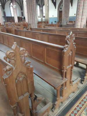 Complete Series Of 90 Solid Oak Church Pews Complete With Kneelers !!! 65 Pieces Left style Gothic - style en Oak wood, Leonardes Church Beek en Donk Netherlands 19 th century