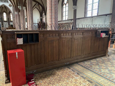 Complete Series Of 90 Solid Oak Church Pews Complete With Kneelers !!! 65 Pieces Left style Gothic - style en Oak wood, Netherlands  19 th century ( Anno 1890 )