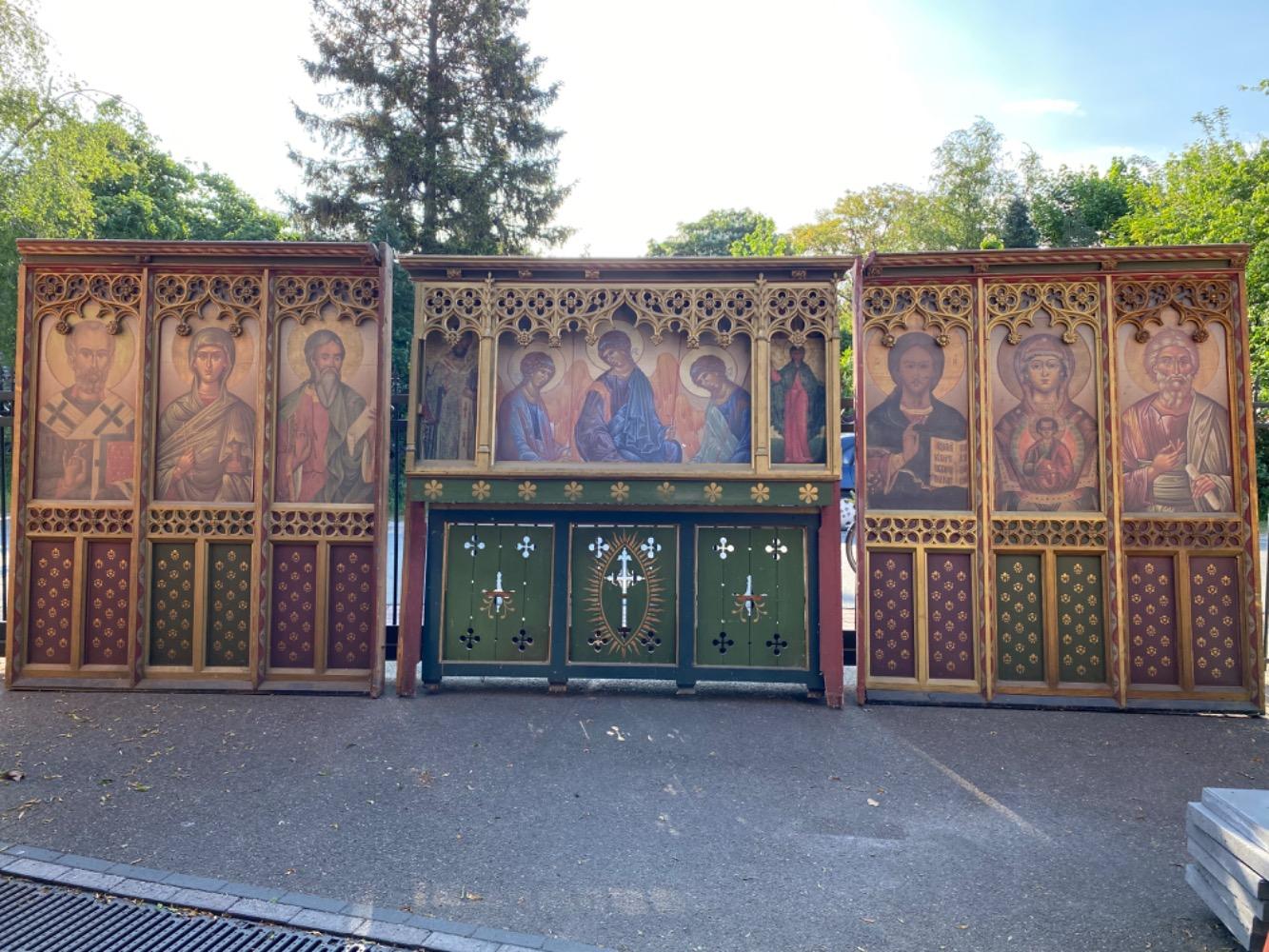 Gothic-Style Panelling / 3 Parts, Wood / Polychrome