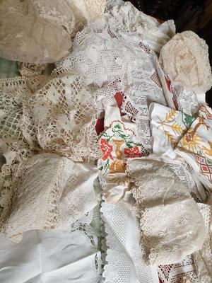 Great Lot Of Hand - Embroidered Liturgical Pieces And Lace en Fabrics / Embroidery & Lace, Belgium 18 th century & 19 th Century