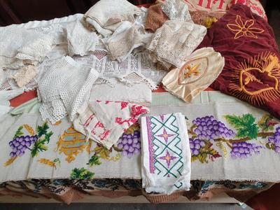 Great Lot Of Hand - Embroidered Liturgical Pieces And Lace en Fabrics / Embroidery & Lace, Belgium 18 th century & 19 th Century
