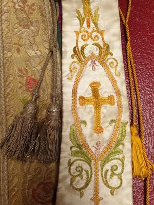 Great Number Of Hundreds Of Stoles, Maniples, Chalice - Veils Embroidered / Brocade Only For Sale In Lots en Fabrics, Netherlands / Belgium 19 th century