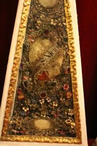 Ser style Baroque en Totally hand-embroidered Brocade / wood polychrome / Glass, Italy 17 th century