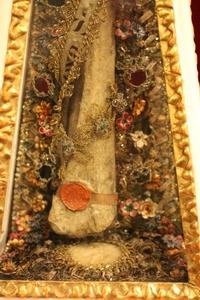 Seri style Baroque en Totally hand-embroidered Brocade / wood polychrome / Glass, Italy 17 th century