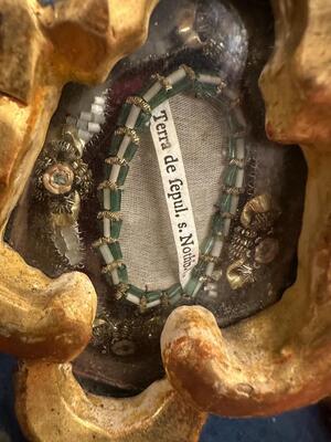 Matching Large Baroque Altar - Reliquaries  style Baroque - Style en Carved - Wood / Glass / Fabrics / Pearls / Stones., Southern Germany 18 th century ( Anno 1725 )