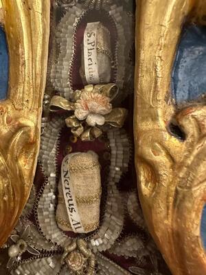 Matching Large Baroque Altar - Reliquaries  style Baroque - Style en Carved - Wood / Glass / Fabrics / Pearls / Stones., Southern Germany 18 th century ( Anno 1725 )