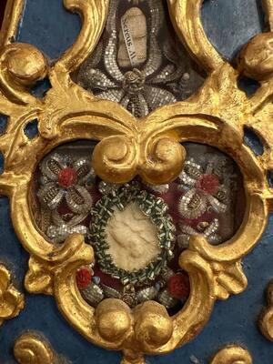 Matching Large Baroque Altar - Reliquaries  style Baroque - Style en Carved - Wood / Glass / Fabrics / Pearls / Stones., Southern Germany 18 th century ( Anno 1725 )