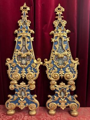 Matching Large Baroque Altar - Reliquaries  style Baroque - Style en Carved - Wood / Glass / Fabrics / Pearls / Stones., Southern Germany 18 th century ( Anno 1725 )