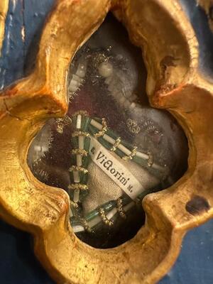 Matching Large Baroque Altar - Reliquaries  style Baroque - Style en Carved - Wood / Glass / Fabrics / Pearls / Stones., Southern Germany 18 th century ( Anno 1725 )