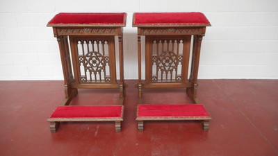 Matching Kneelers Expected ! style Gothic - Style en Wood Oak / Red Velvet, Belgium 19 th century