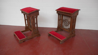 Matching Kneelers Expected ! style Gothic - Style en Wood Oak / Red Velvet, Belgium 19 th century
