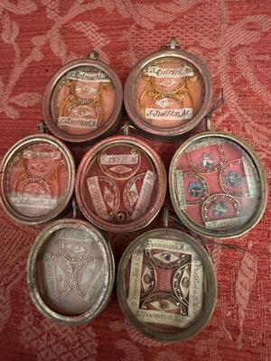 Series Of 7 Multi - Reliquaries Ex Ossibus Relics Of 20 Important Saints en Brass / Glass / Wax Seals, Italy  19 th century ( Anno 1835 )